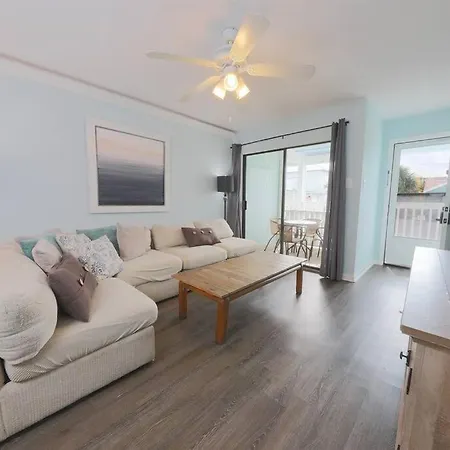 Cute 2 Bedroom Condo At Beachcomber With Beach Access 100 Feet Across Street