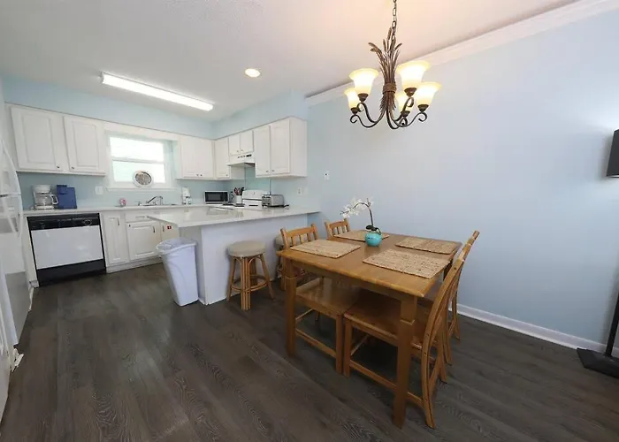 Cute 2 Bedroom At Beachcomber With Access 100 Feet Across Street *