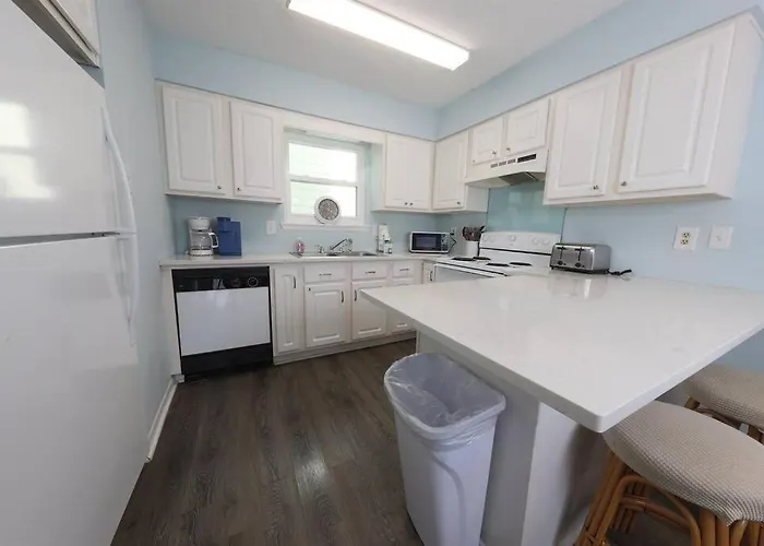 Cute 2 Bedroom At Beachcomber With Access 100 Feet Across Street